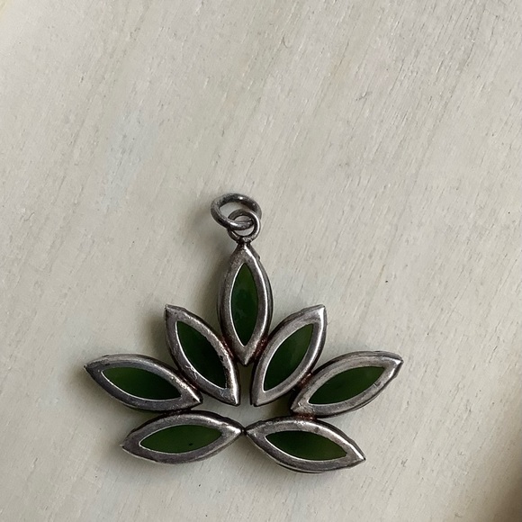 New vintage jade lotus or leaf large statement pendant necklace - Picture 4 of 16